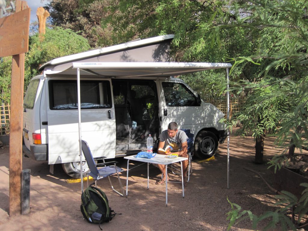 paul op de camping in zijn volkswagen california camper