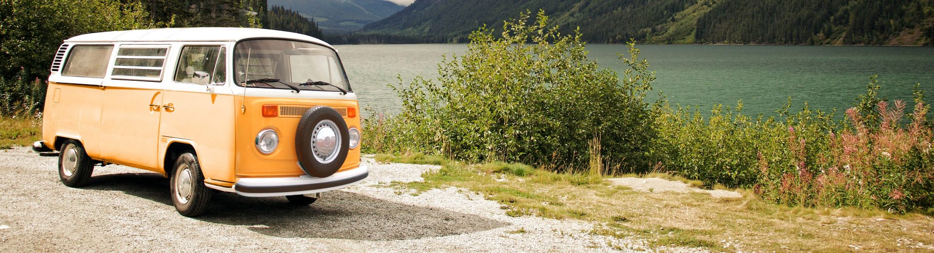 Retro Volkswagen t2 in noorwegen, bij een fjord kamperen