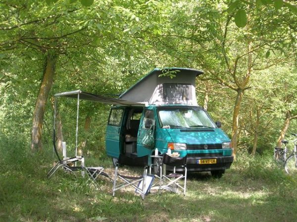 vw T4 hefdak camper op rustig kampeerplekje in het bos