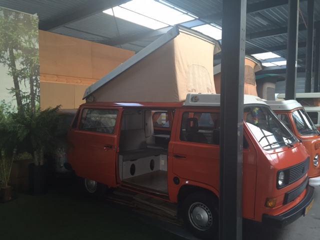 volkswagen t3 camper in oranje