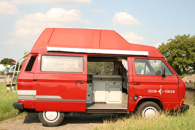 zijkant van een rode vw t3 hoogdak camper voor de bedrijfslocatie van camperverhuur bedrijf camper experience