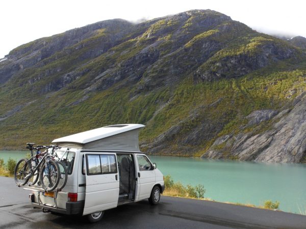 onze volkswagen t4 camper aan de oever van een fjord in noorwegen